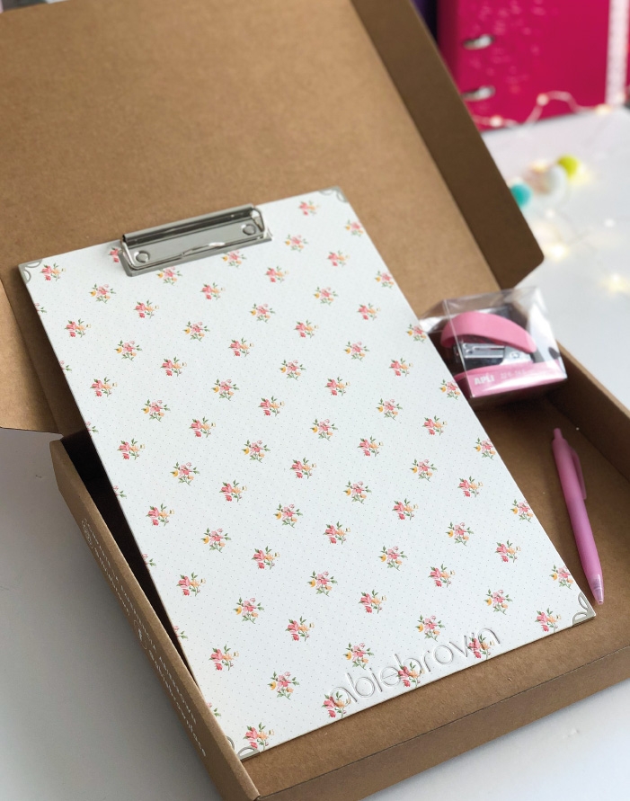 KIT FLORAL: porta folio floral, grapadora y boli rosa