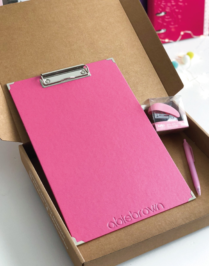 KIT ROSA: porta folio rosa, grapadora y boli rosa