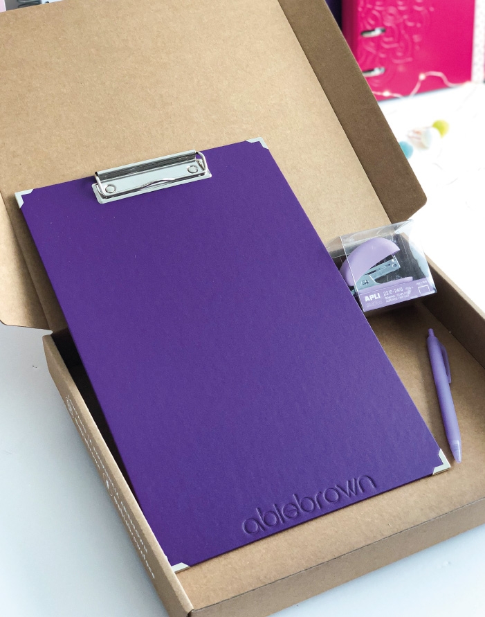 KIT VIOLETA: porta folio violeta, grapadora y boli violeta